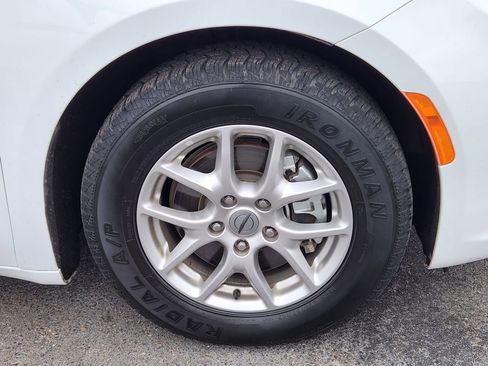 Used 2023 Chrysler Pacifica Touring-L FWD image 16