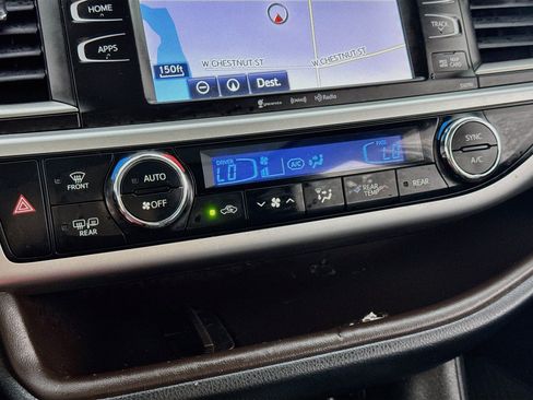 Used 2019 Toyota Highlander XLE w/ Carpet Mat Package (TMS) AWD/4WD image 15
