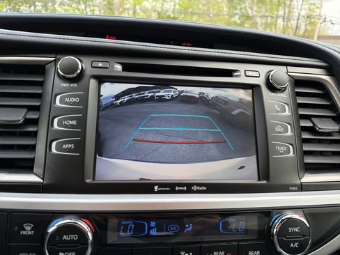 Used 2019 Toyota Highlander Plus AWD/4WD image 19
