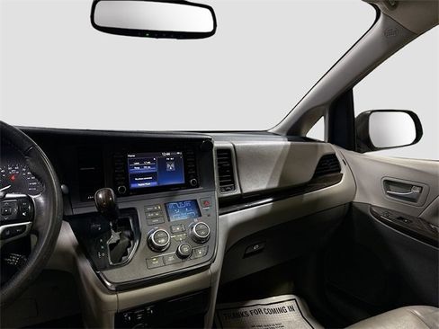 Used 2018 Toyota Sienna XLE image 24
