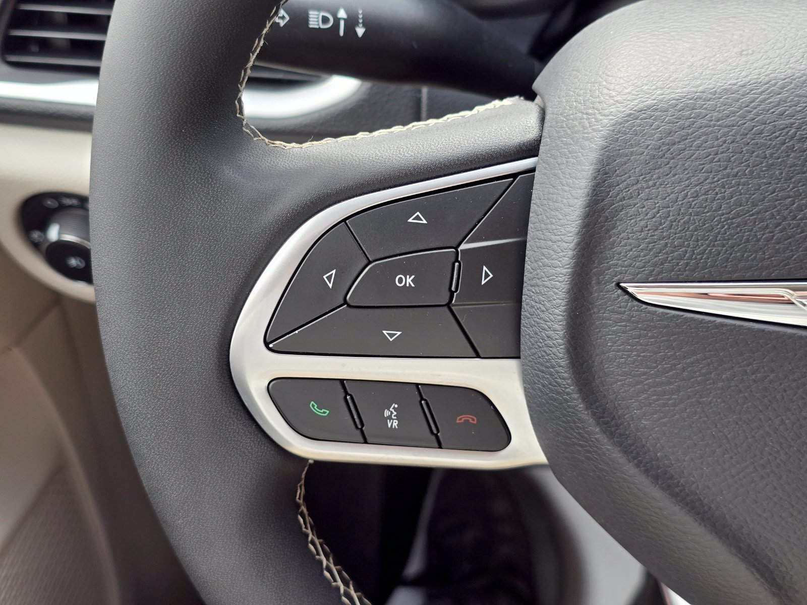 Used 2024 Chrysler Pacifica Limited FWD image 30