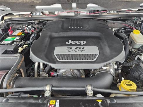 Used 2012 Jeep Wrangler Unlimited Rubicon w/ Connectivity Group AWD/4WD image 22