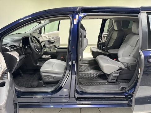 Used 2021 Toyota Sienna XLE AWD/4WD image 11
