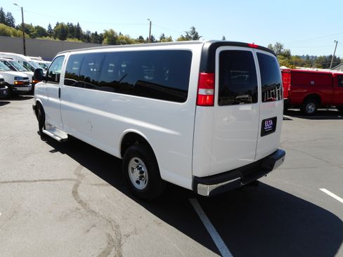 Used 2017 Chevrolet Express 3500 LT w/ LT Preferred Equipment Group RWD image 8