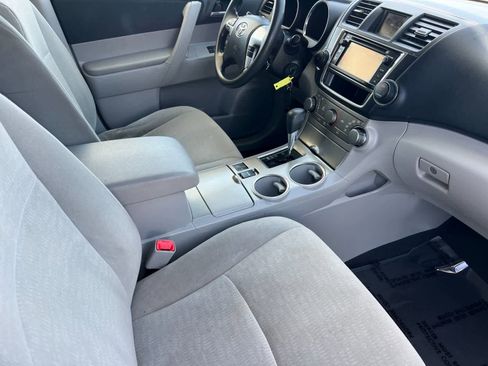 Used 2013 Toyota Highlander Plus FWD image 18