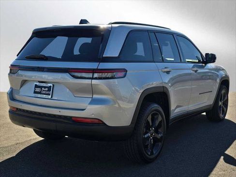 Used 2023 Jeep Grand Cherokee Altitude RWD image 3