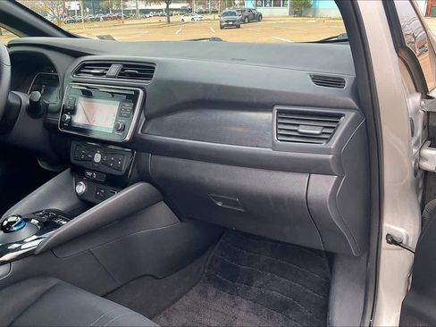 Used 2018 Nissan Leaf SV w/ SV Technology Package image 23