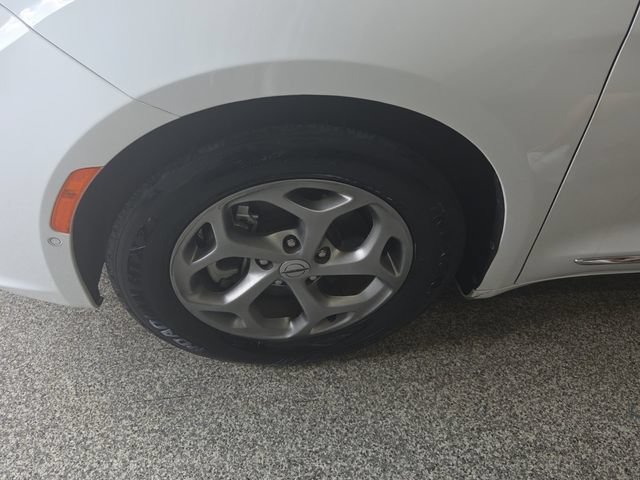 Used 2022 Chrysler Pacifica Limited FWD image 3
