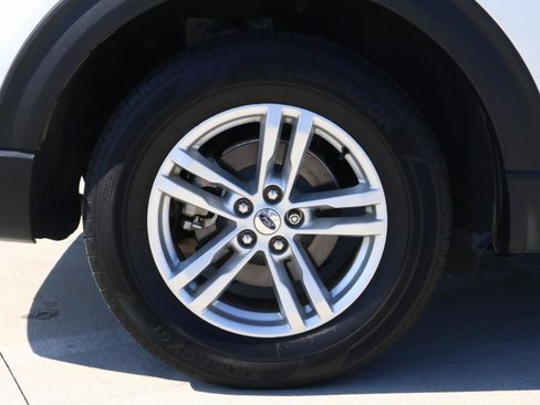 Used 2023 Ford Explorer XLT image 9