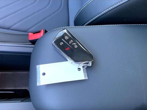 Certified 2025 Volkswagen Tiguan SE image 11