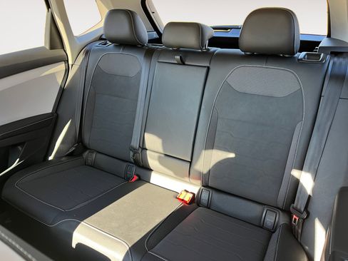 Certified 2025 Volkswagen Taos SE image 16