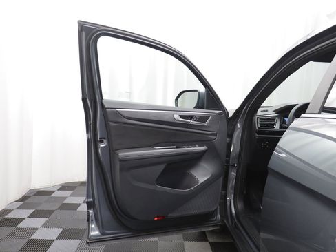 Used 2024 Volkswagen Atlas Cross Sport SE image 4