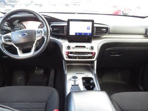 Certified 2021 Ford Explorer XLT image 2