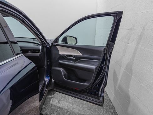 Used 2024 Toyota Grand Highlander AWD image 23