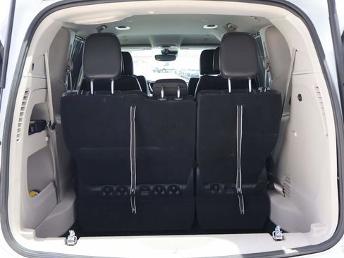 Used 2024 Chrysler Pacifica Touring-L FWD image 12