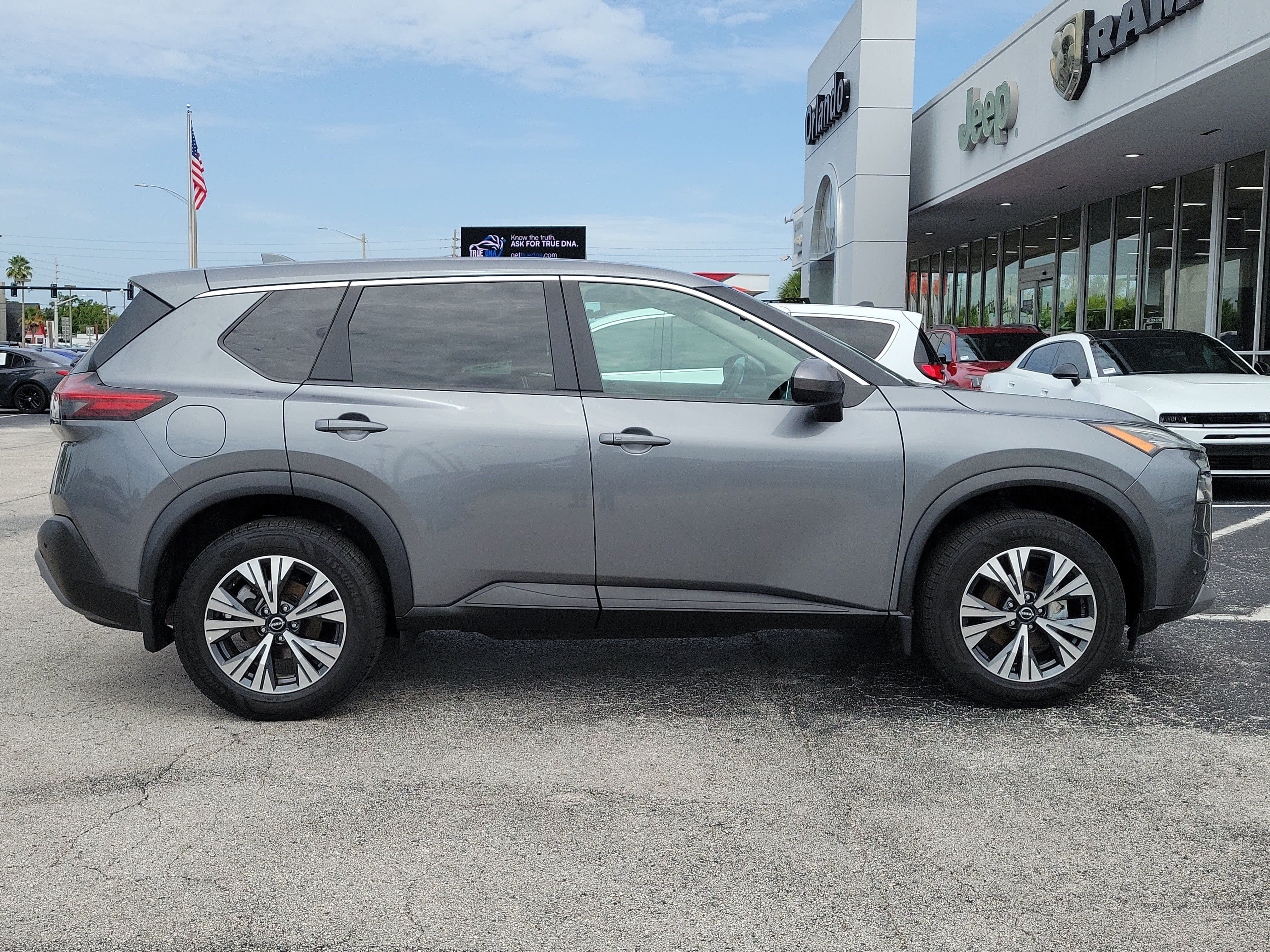 Used 2023 Nissan Rogue SV AWD/4WD image 8
