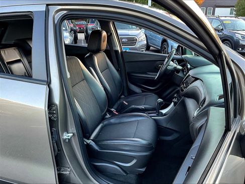 Used 2022 Chevrolet Trax LT w/ LT Convenience Package image 11