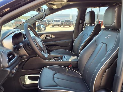 New 2026 Chrysler Pacifica Limited w/ S Appearance Package image 11