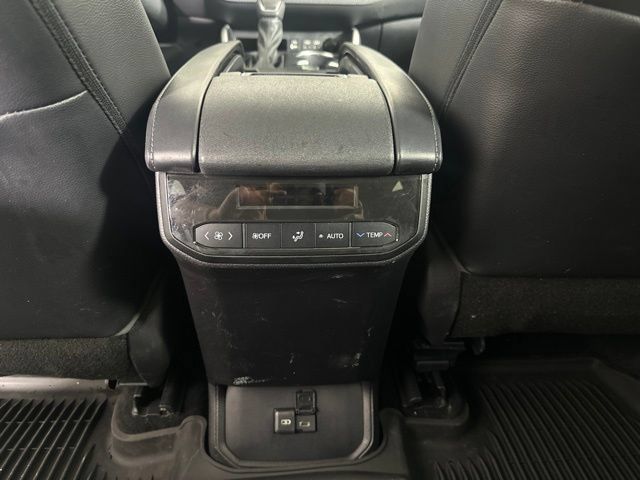 Used 2022 Toyota Highlander XLE AWD/4WD image 19