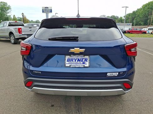 Used 2024 Chevrolet Trax LT w/ Sunroof Package FWD image 5