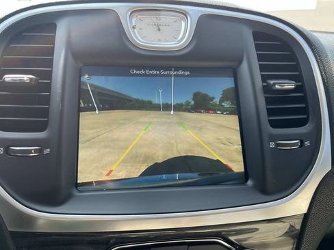 Used 2019 Chrysler 300 Touring w/ Driver Convenience Group RWD image 10