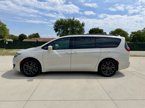 Used 2020 Chrysler Pacifica Touring-L w/ Advanced Safetytec Group FWD image 2