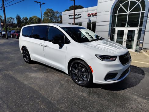 New 2026 Chrysler Pacifica Select image 2