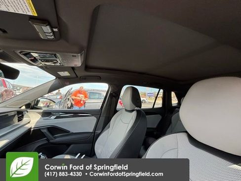 Used 2025 Volkswagen Tiguan SE R-Line image 11