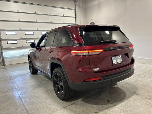 Used 2024 Jeep Grand Cherokee Altitude AWD/4WD image 8
