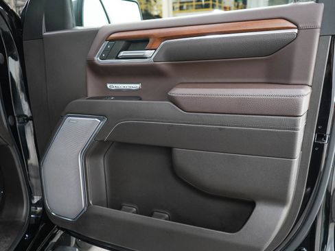 Used 2023 GMC Sierra 1500 Denali w/ Technology Package AWD/4WD image 9