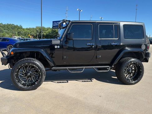Used 2016 Jeep Wrangler Unlimited Sahara w/ Connectivity Group AWD/4WD image 7