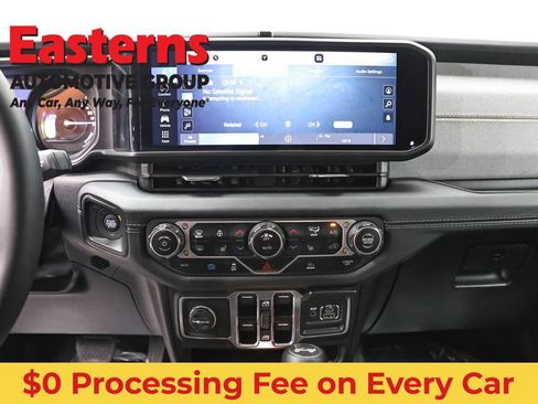 Used 2025 Jeep Wrangler Unlimited Sahara AWD/4WD image 12