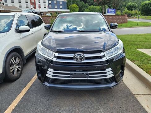 Used 2019 Toyota Highlander LE FWD image 3