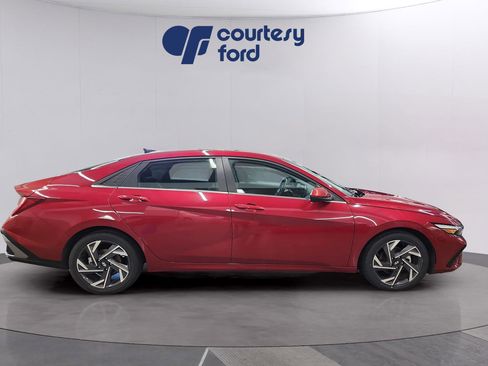 Used 2025 Hyundai Elantra SEL FWD image 8