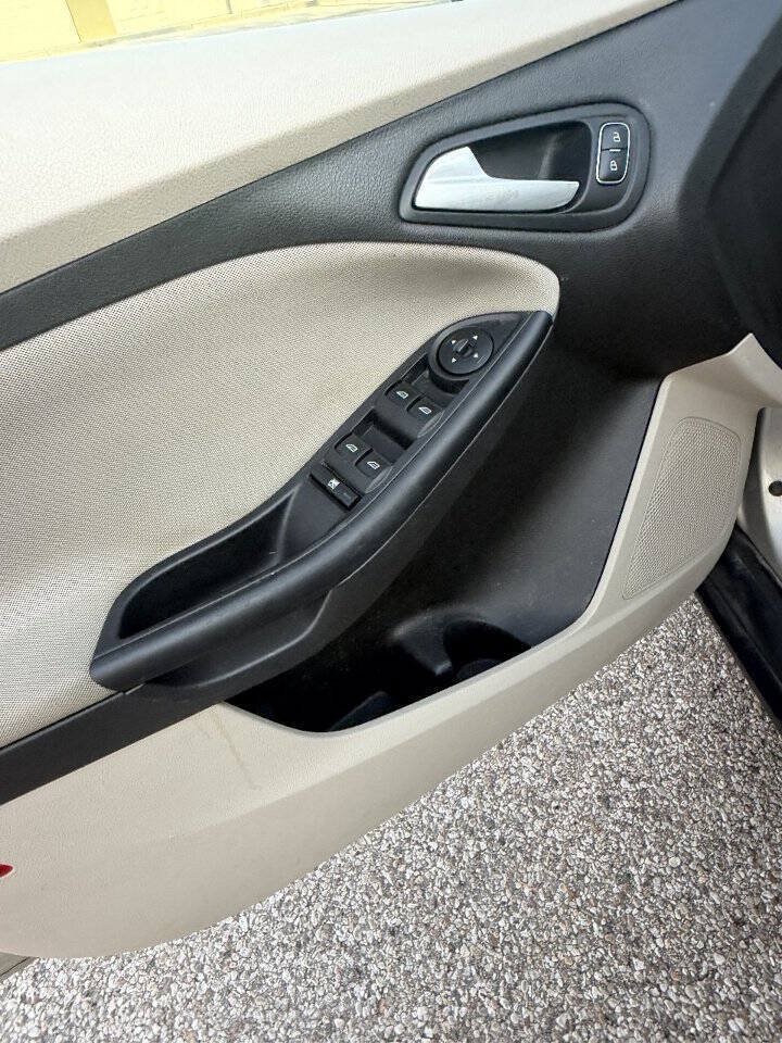 Used 2016 Ford Focus SE FWD image 10