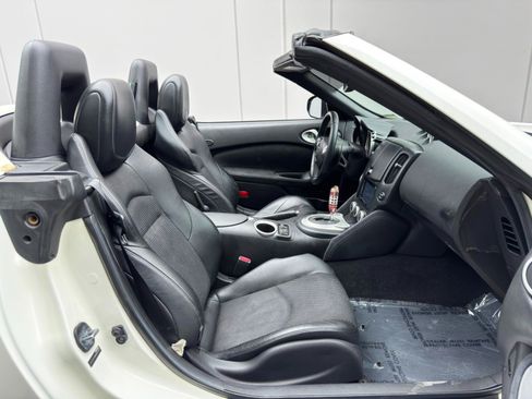 Used 2010 Nissan 370Z Touring RWD image 14