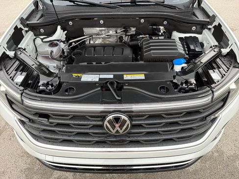 Certified 2024 Volkswagen Atlas Cross Sport SEL R-Line AWD/4WD image 31