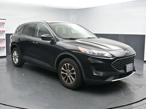 Used 2021 Ford Escape SE image 2