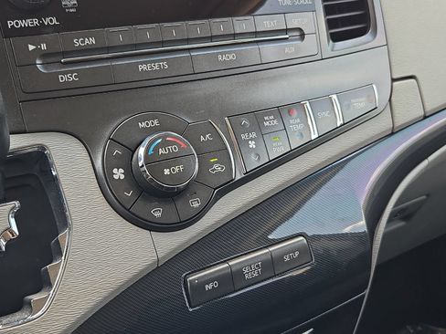Used 2013 Toyota Sienna SE FWD image 19