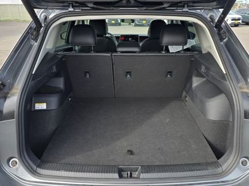 Used 2025 Volkswagen Tiguan SE image 12
