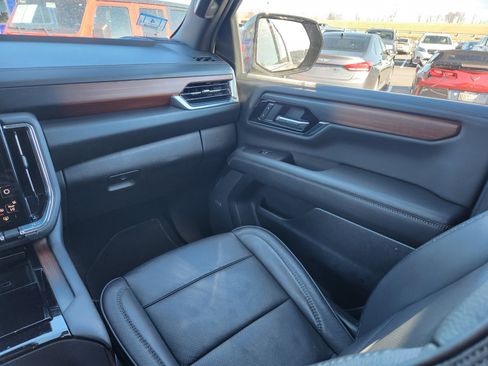 Used 2025 GMC Yukon XL Denali AWD/4WD image 22