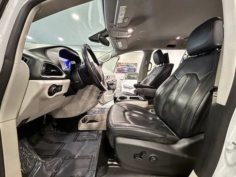 Used 2020 Chrysler Pacifica Touring-L Plus FWD image 12