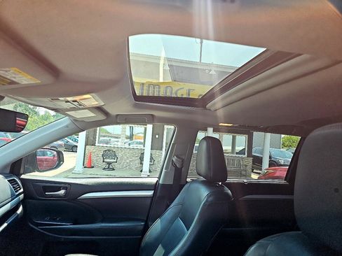 Used 2018 Toyota Highlander XLE image 11