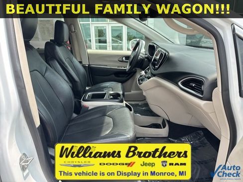 Used 2022 Chrysler Pacifica Touring-L image 12