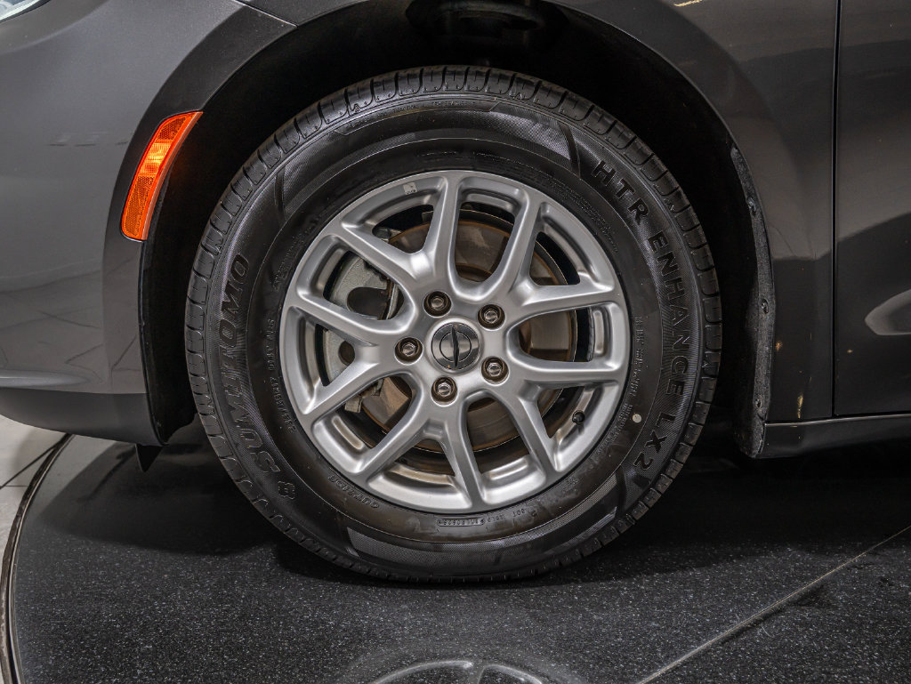 Used 2022 Chrysler Pacifica Touring-L FWD image 13