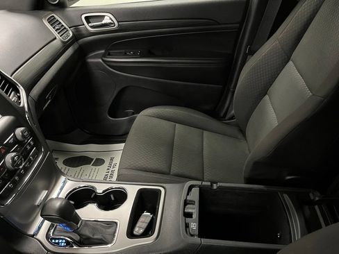 Used 2020 Jeep Grand Cherokee Laredo AWD/4WD image 39