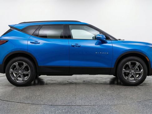 Used 2025 Chevrolet Blazer LT FWD image 11