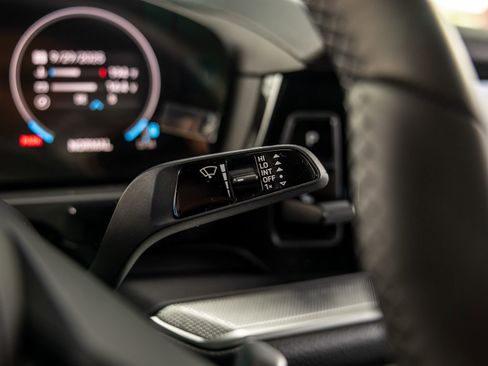 Certified 2025 Porsche Cayenne Coupe AWD/4WD image 30