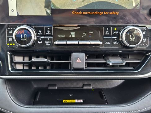 Used 2023 Toyota Highlander Platinum FWD image 18