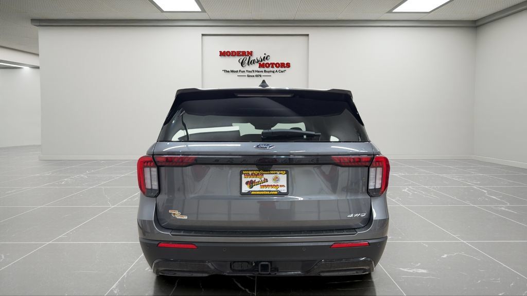 Used 2025 Ford Explorer ST-Line w/ ST-Line Street Pack AWD/4WD image 4